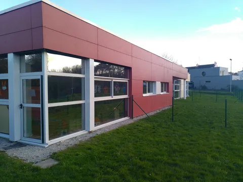 Bâtiment d'une crèche à Carnac dont les vitrages ont été traités au film solaire Chrome 270 XC