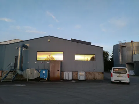 Bâtiment industriel d'une usine à Baud dont les vitrages ont été traités par film solaire