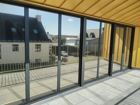 Grandes baies vitrées de la médiathèque municipale de Crac'h traitées au film solaire Chrome 270 XC