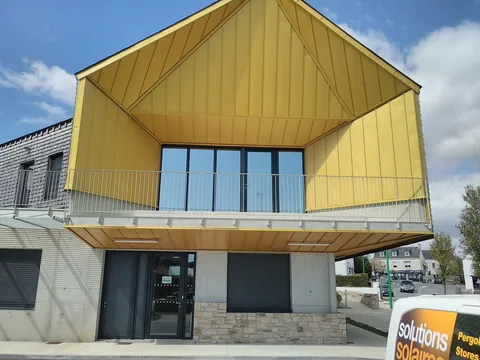 Médiathèque municipale de Crac'h, volume en porte-à-faux dont les grandes baies sont traitées au film solaire Chrome 270 XC