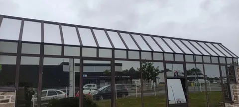 Toiture vitrée des bureaux d'une usine d'emballage à Auray, traitée au film solaire Chrome 285 XC