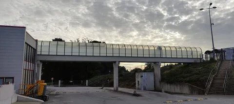 Passerelle vitrée reliant deux bâtiments du site agroalimentaire Jean Floc'h à Moréac