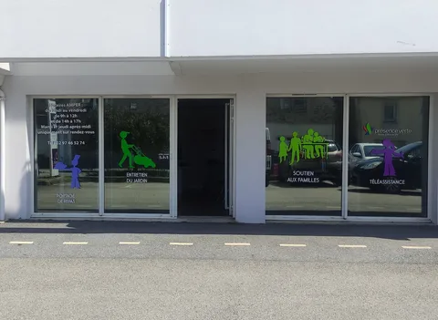 Vitrine de l'agence AMPER à Séné traitée au Silver 70 C par l'intérieur, la vitrophanie existante est conservée