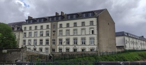 Façade de l'école Saint-Joseph à Pontivy équipée de films solaires