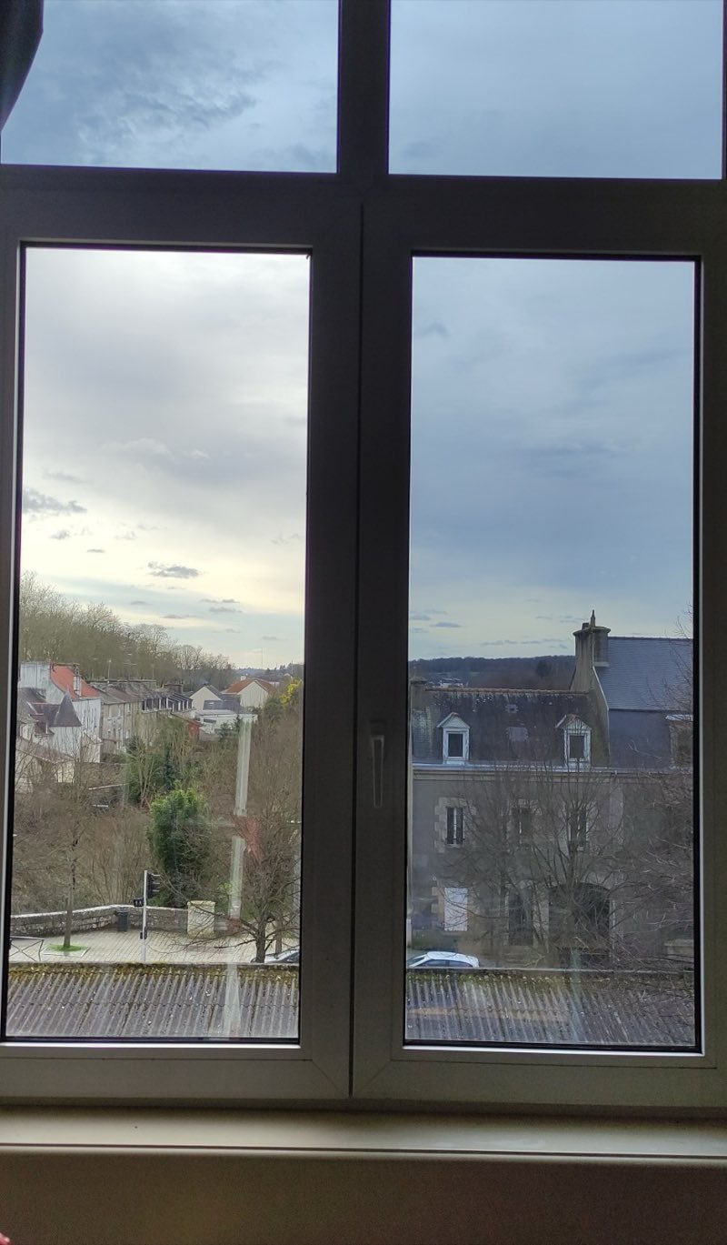 Fenêtre de classe à Pontivy : vitrages de gauche traités au film solaire, ceux de droite non encore posés