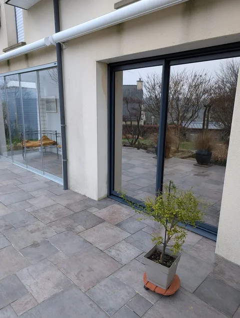 Baies vitrées d'une maison à Saint-Nolff traitées au film solaire Chrome 270 XC