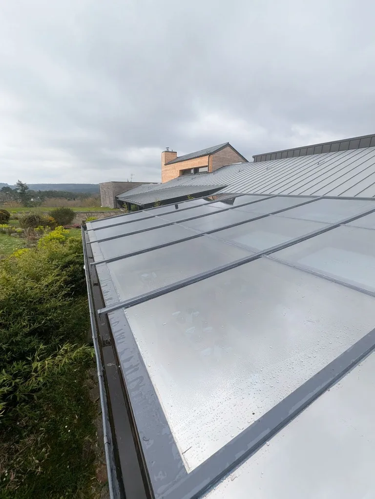 Toiture vitrée d'une véranda traitée par film solaire en pose extérieure, Morbihan