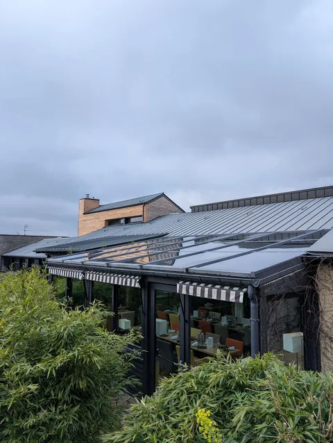 Toiture vitrée de la véranda Yves Rocher à La Gacilly traitée par film solaire en pose extérieure
