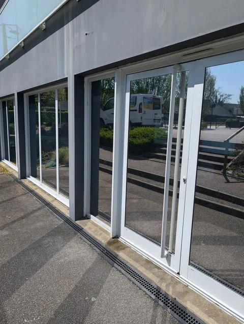 Façade vitrée d'un cabinet médical à Muzillac traitée au film solaire Chrome 285 XC