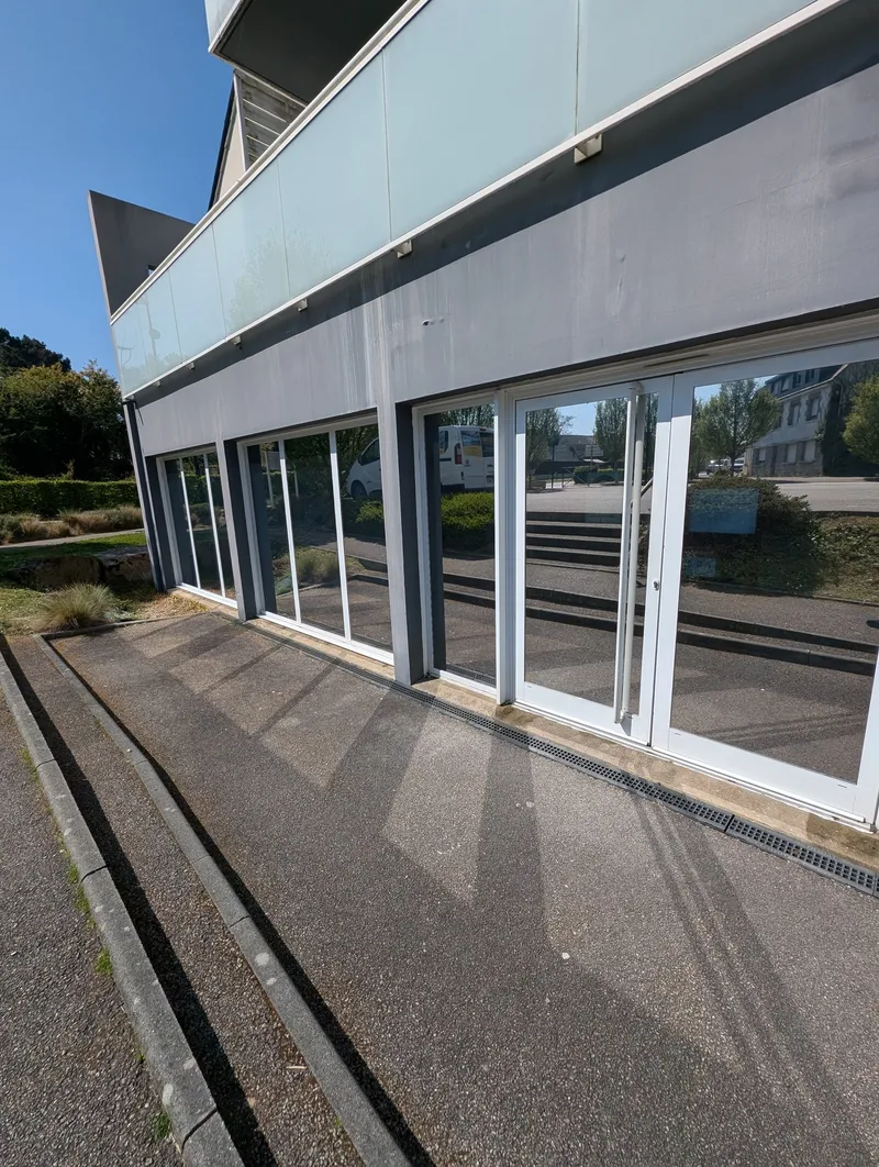 Vitrage de bâtiment public traité en film solaire effet miroir, Morbihan