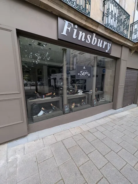 Vitrine d'un magasin de chaussures à Vannes équipée d'un film anti-UV contre la décoloration des articles