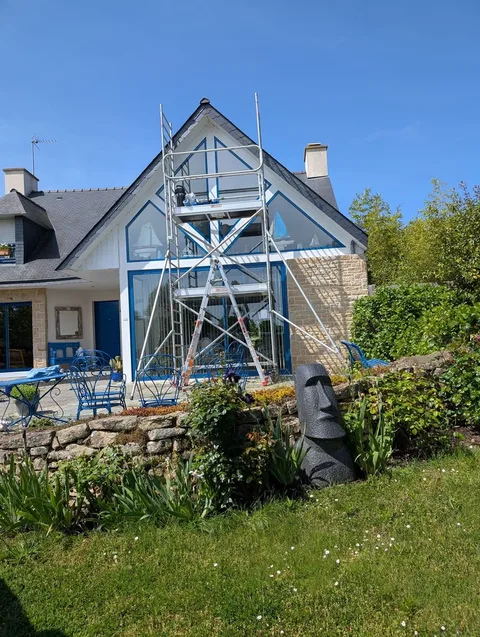 Pose d'un film solaire transparent Clarity 245 XC sur une maison à Sarzeau, échafaudage installé devant le pignon vitré