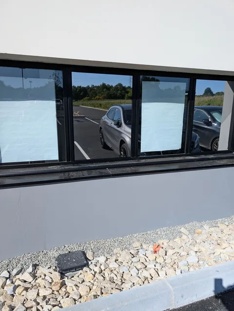 Bandeau vitré de bureaux à Quimper pendant la pose du film solaire Silver 385 XC