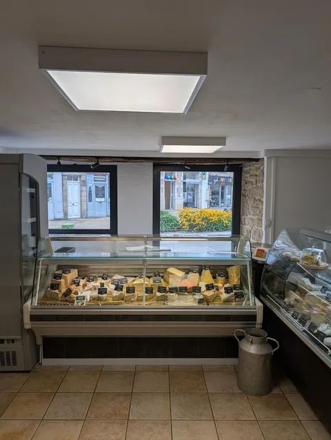 Vitrine d'une fromagerie à Elven traitée au film solaire transparent Clarity 245 XC, vue depuis l'intérieur du magasin