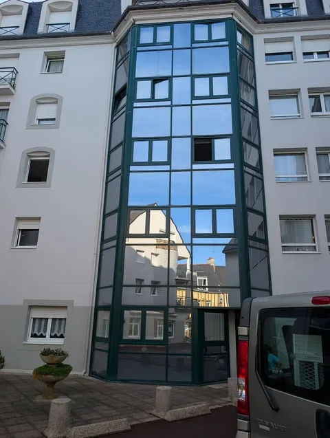 Bow-windows d'un EHPAD à Vannes traités au film solaire Chrome 270 XC