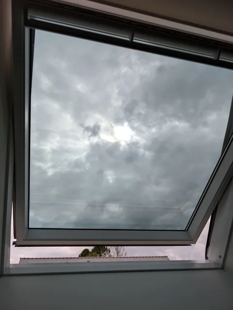 Fenêtre de toit Velux d'une maison à Plescop traitée au film solaire Chrome 285 XC, vue de l'intérieur