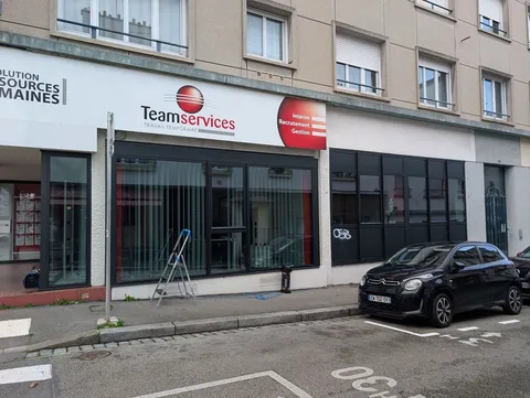 Vitrine de l'agence Team Services à Lorient, traitée au film solaire transparent Clarity 333 XC