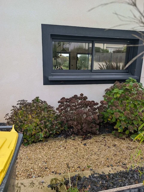 Fenêtre d'une maison à Auray dont le vantail de gauche est traité au film effet miroir Chrome 270 XC, celui de droite pas encore