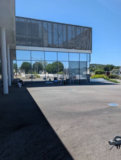La même façade pendant la pose du film solaire, deux vitrages encore non traités