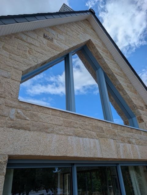 Fenêtres triangulaires traitées au film solaire effet miroir, maison à Belz (56)
