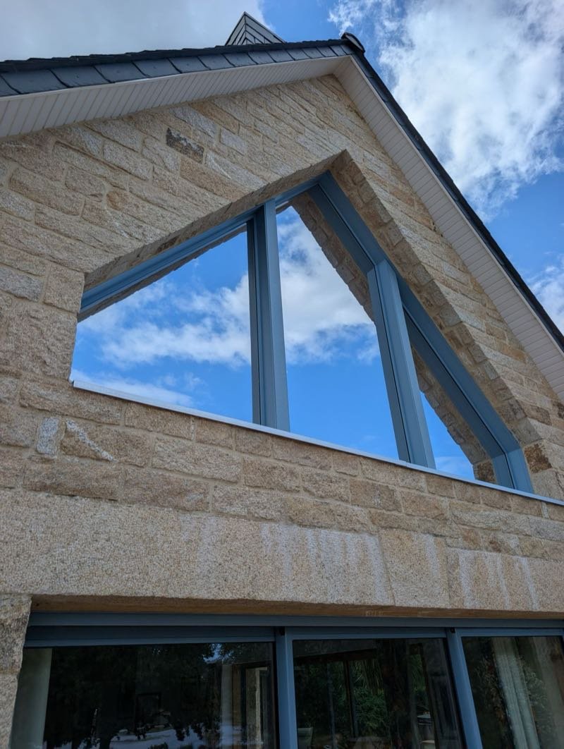 Fenêtres triangulaires traitées au film solaire effet miroir, maison à Belz (56)