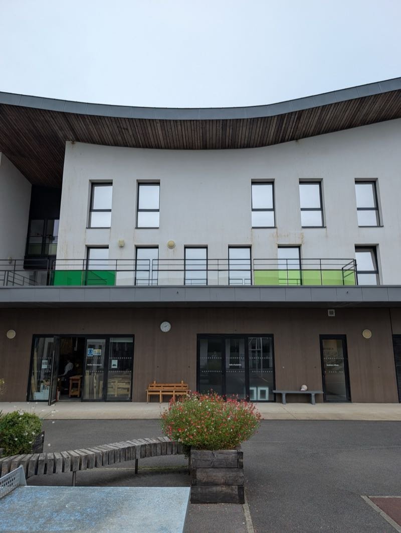 Hébergement du centre HOVIA à Saint-Avé équipé de film solaire Silver 385 XC