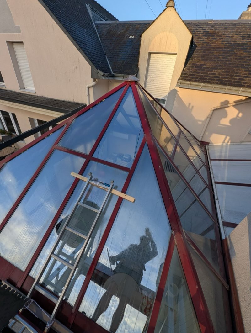 Pose de film solaire sur une pyramide de verre d'EHPAD à Saint-Avé, Morbihan