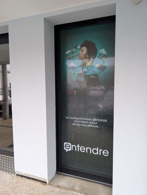 Porte vitrée habillée d'un film micro-perforé imprimé aux couleurs de la marque, Locminé