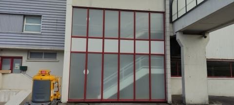 Grande façade vitrée d'usine agroalimentaire traitée en film mat blanc dépoli, Moréac