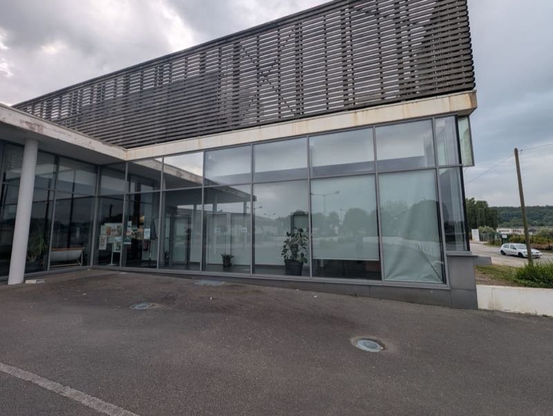 Façade sud vitrée de la piscine Aqua'Lud à Locminé avant la pose du film solaire
